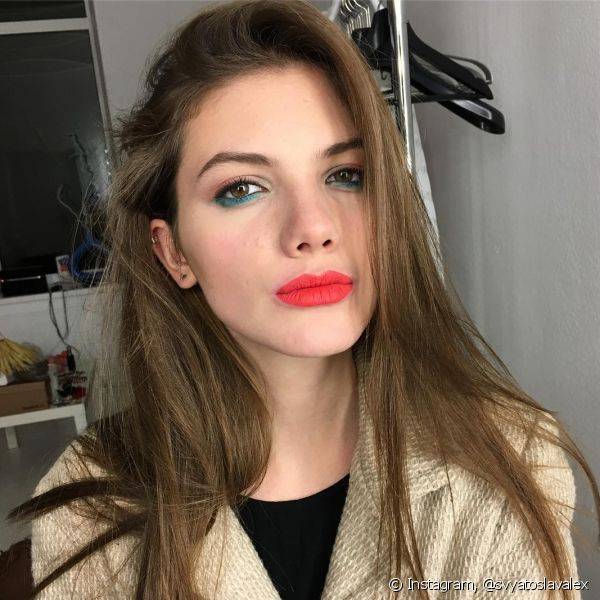 Delineado colorido na linha d'água com lábios laranjas deixam o seu look cheio de estilo e personalidade Instagram: @svyatoslavalex